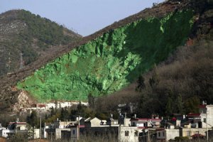 Китайские маляры покрасили склон горы в зелёный цвет Китайские маляры покрасили склон горы в зелёный цвет