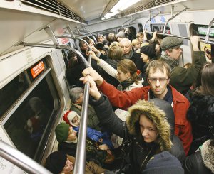 Хирург зарезал человека в метро, пытаясь ему помочь Хирург зарезал человека в метро, пытаясь ему помочь