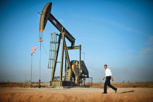 Мужчина из штата Луизиана бурит нефтяную скважину прямо в огороде Мужчина из штата Луизиана бурит нефтяную скважину прямо в огороде