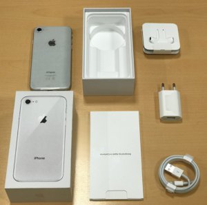    iPhone 8 